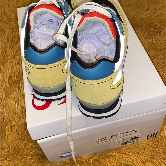 Guess - Picture 3 of 5